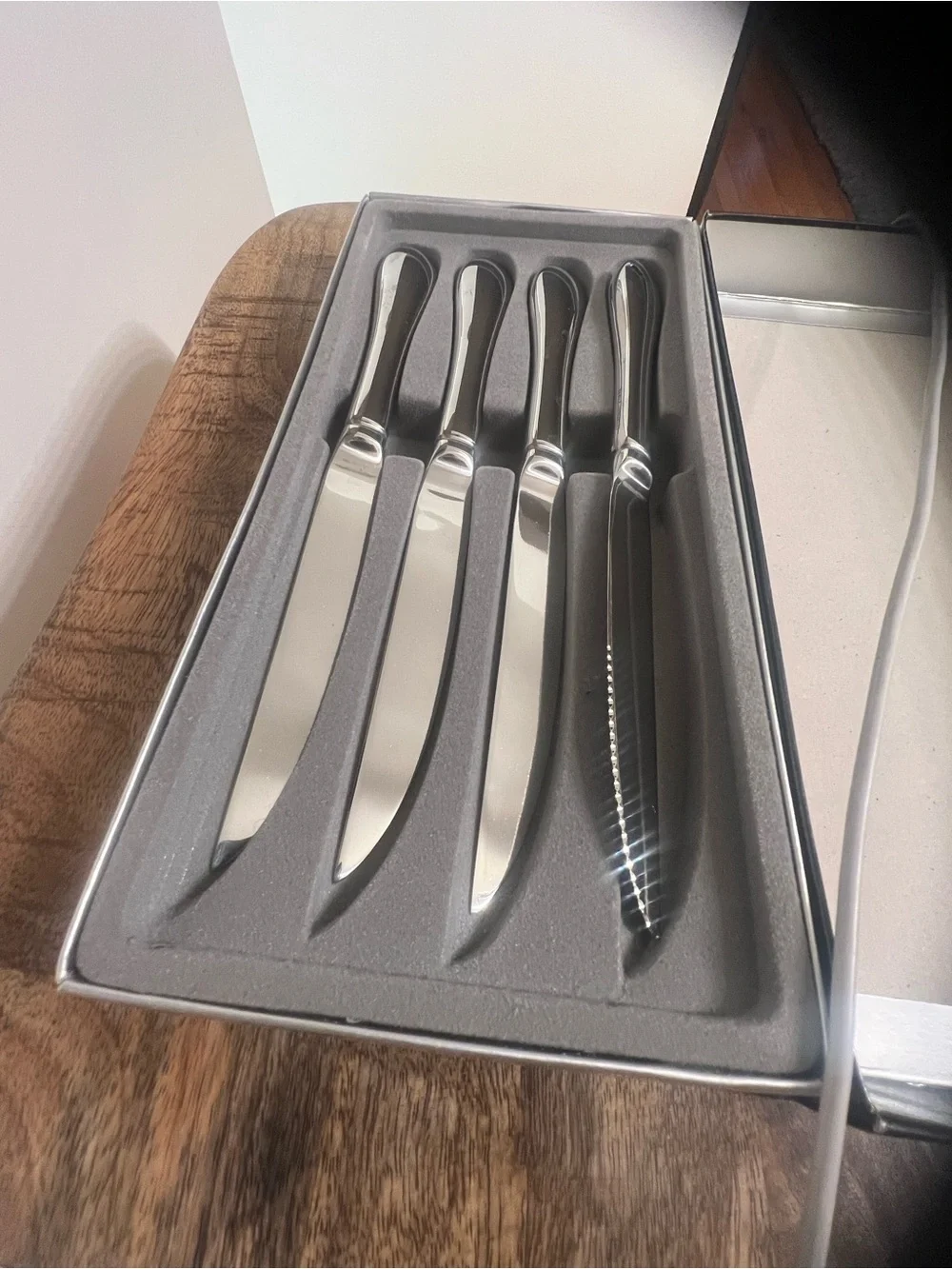 RETRONEU KENT STEAK KNIVES BOXED SET OF 4 NEW IN BOX